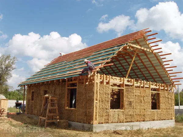 Advantages of Building a Straw House