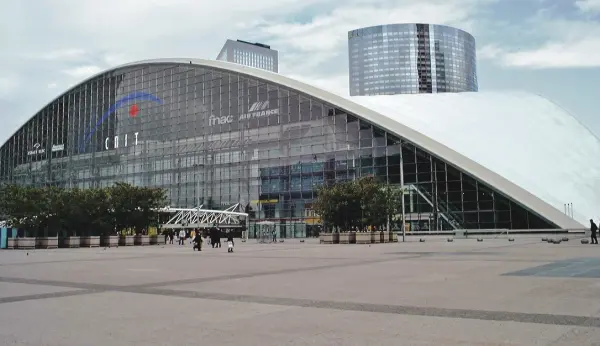 пластикові вікна розміром 218×50 метрів встановлені в паризькому Палаці індустрії