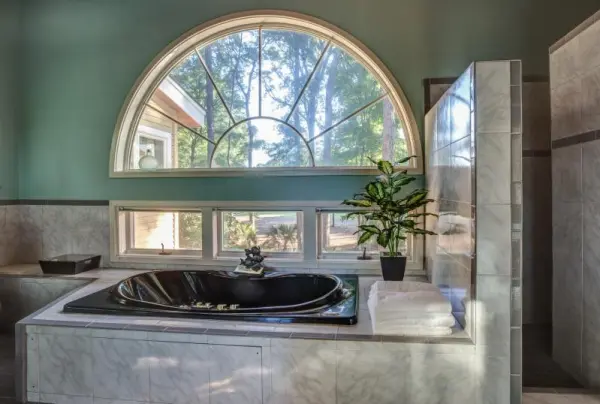 Pros and cons of windows in the bathroom