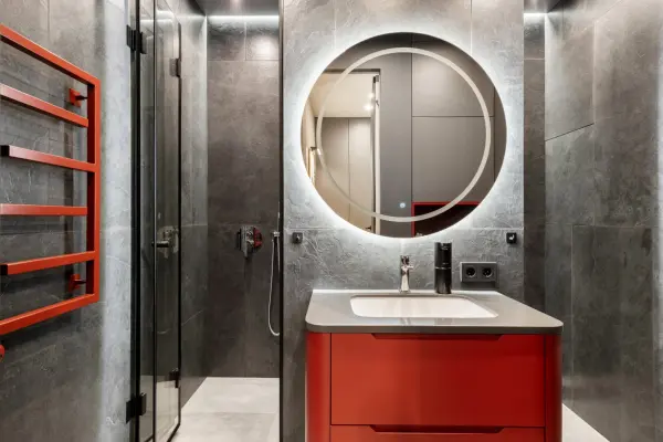 Скляна душова в маленькій ванні