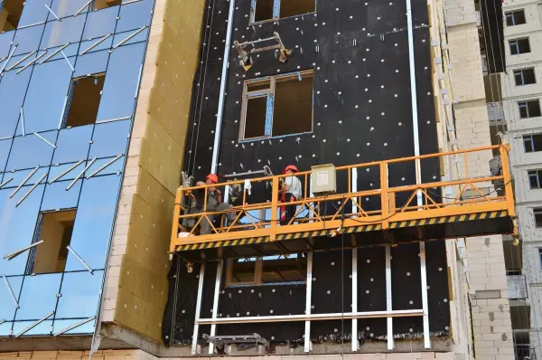 Facade lift installation and operation technology