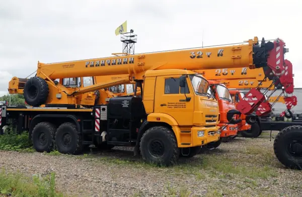 Безопасность на стройке при работе с техникой и транспортом