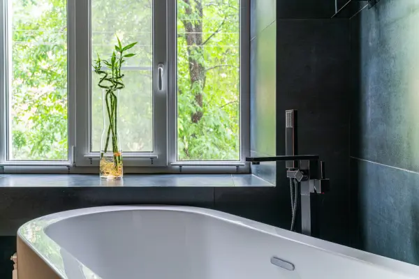 Materials for windowsills in the bathroom