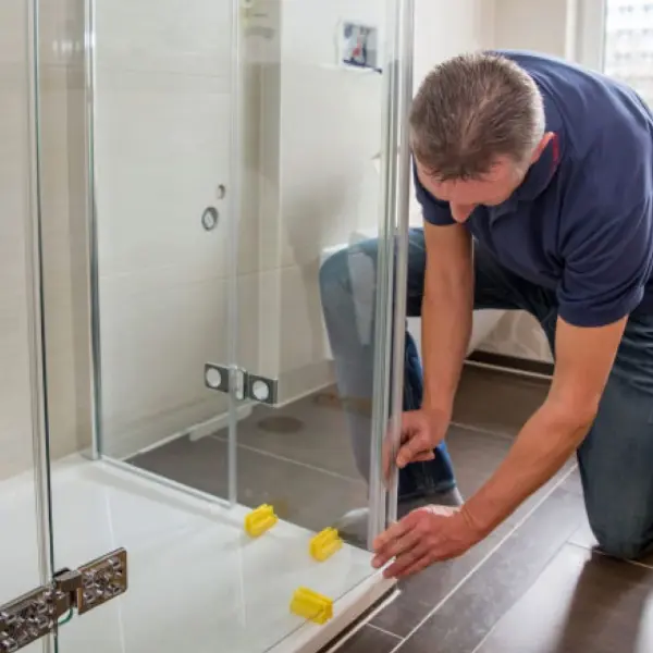 Встановлення та монтаж скляних душових перегородок
