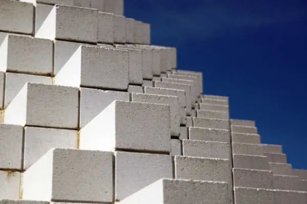 Cellular concrete: an innovative material for modern construction