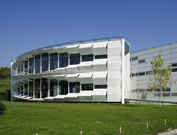 Dynamic facades with variable transparency