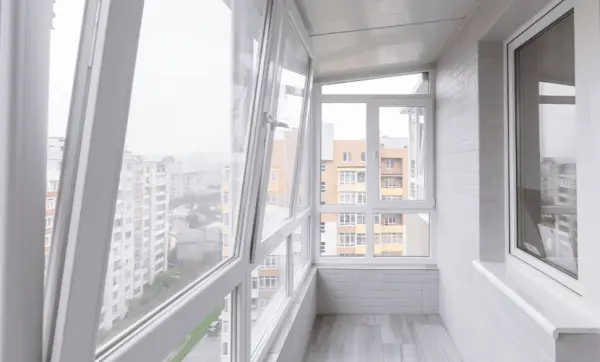 Пластиковые окна для балкона: профили и комплектующие