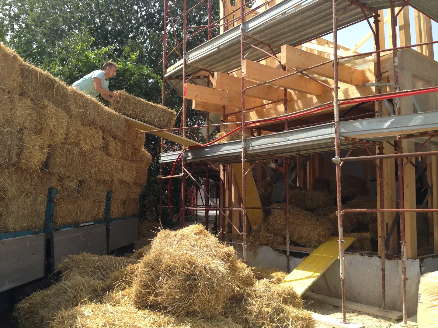 how to build a frame house from straw bales